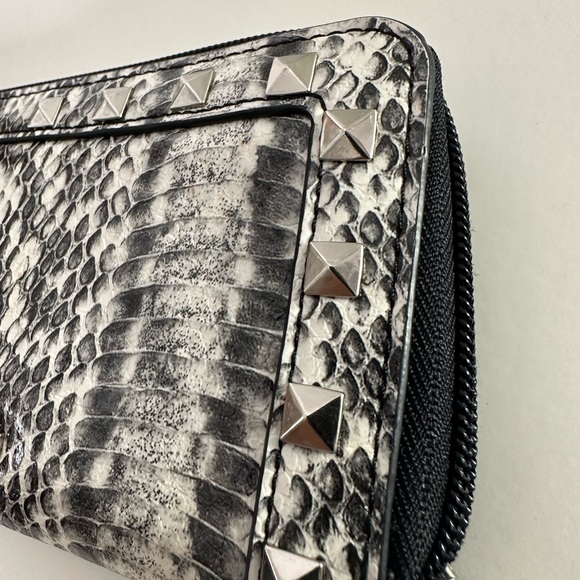 Nine West Wallet, snake skin style pattern, several compartments. - Picture 12 of 12